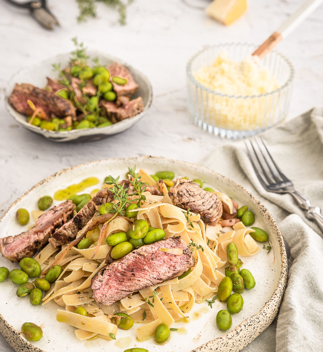 Pasta mit Steakstreifen und Edamame